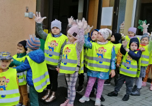 Dzieci zaopatrzone w foliowe rękawice wyruszają na akcję Sprzątania Świata